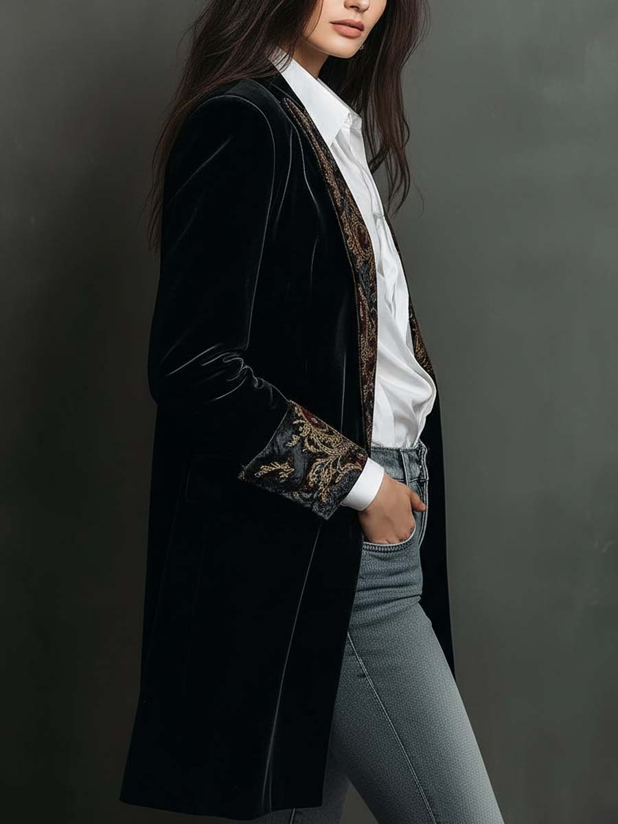 Victoria · Blazer largo negro con detalles barrocos